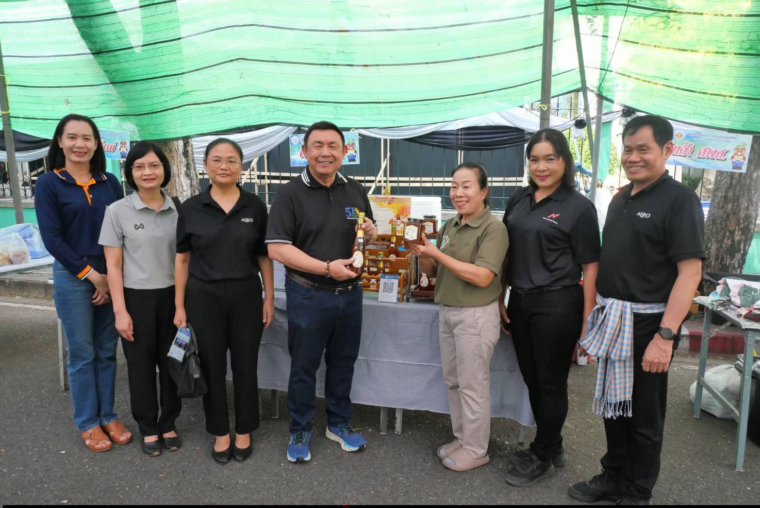 title - เลขาธิการ ส.ป.ก. เยี่ยมทักทายเกษตรกรและซื้อสินค้าในบรรยากาศวันสุดท้ายของการออกร้านขายสินค้า จากเขตปฏิรูปที่ดิน ส่งท้ายงานครบรอบ 51 ปี ส.ป.ก. ณ สำนักงานการปฏิรูปที่ดินเพื่อเกษตรกรรม